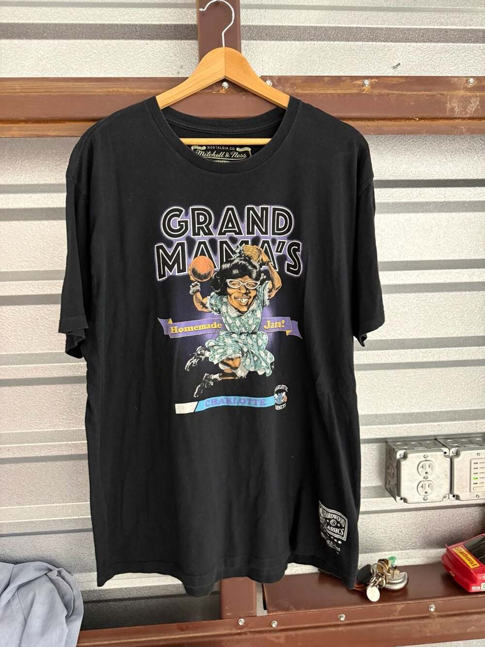 Mitchell & Ness Grand Mama's Homemade Jam! Charlotte Hornets Black T-Shirt XL